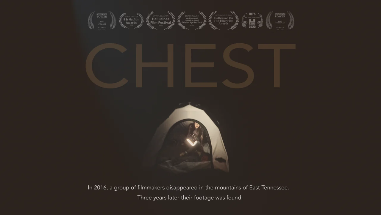 Arte promocional horizontal de CHEST con una tienda de campaña en la oscuridad