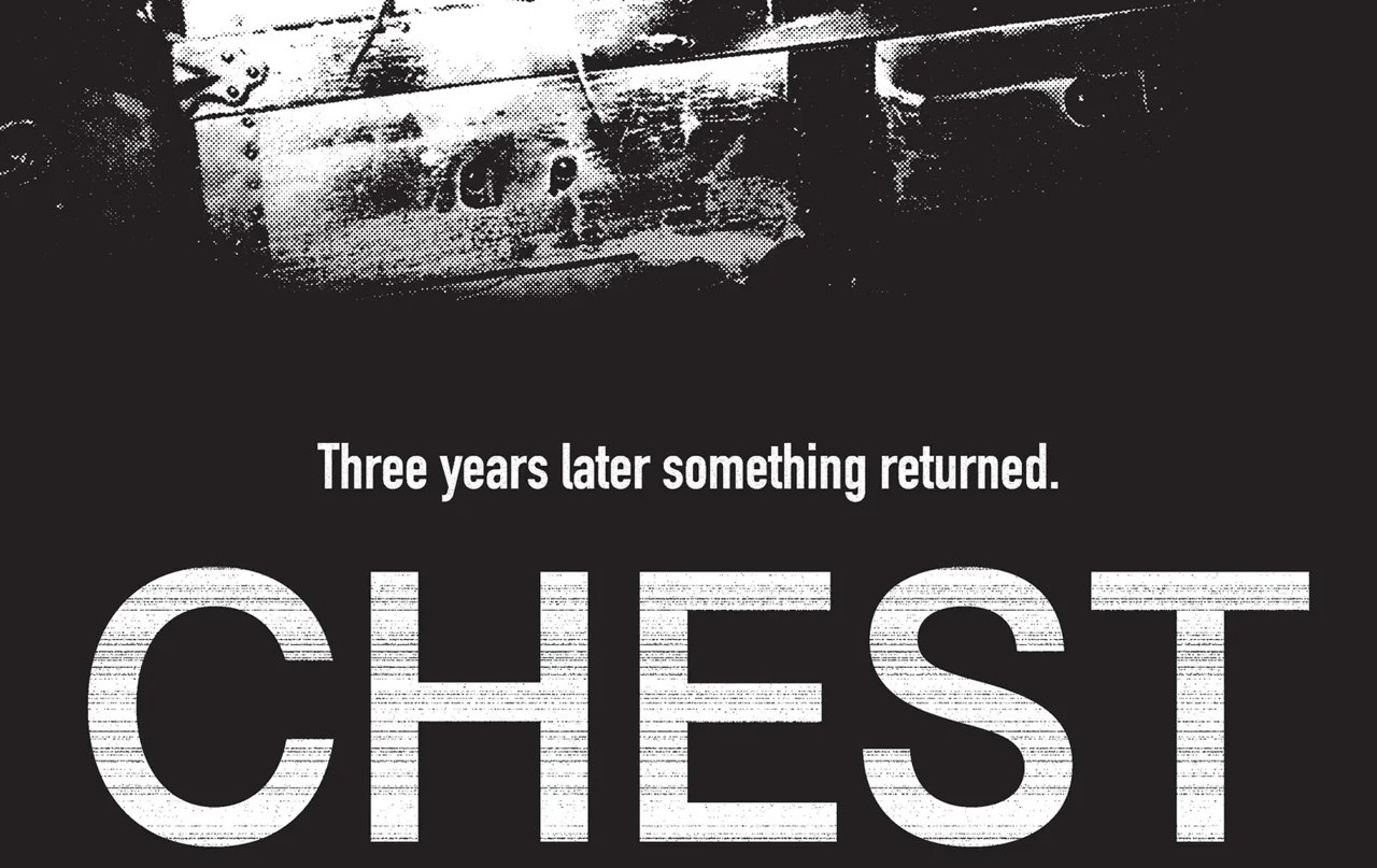 Arte promocional alternativo de CHEST con una grabadora y el título sobre fondo oscuro
