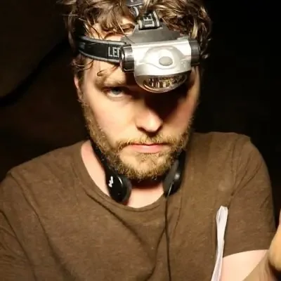 Retrato promocional de Aaron Irons con una linterna frontal, publicado por IFKY Films