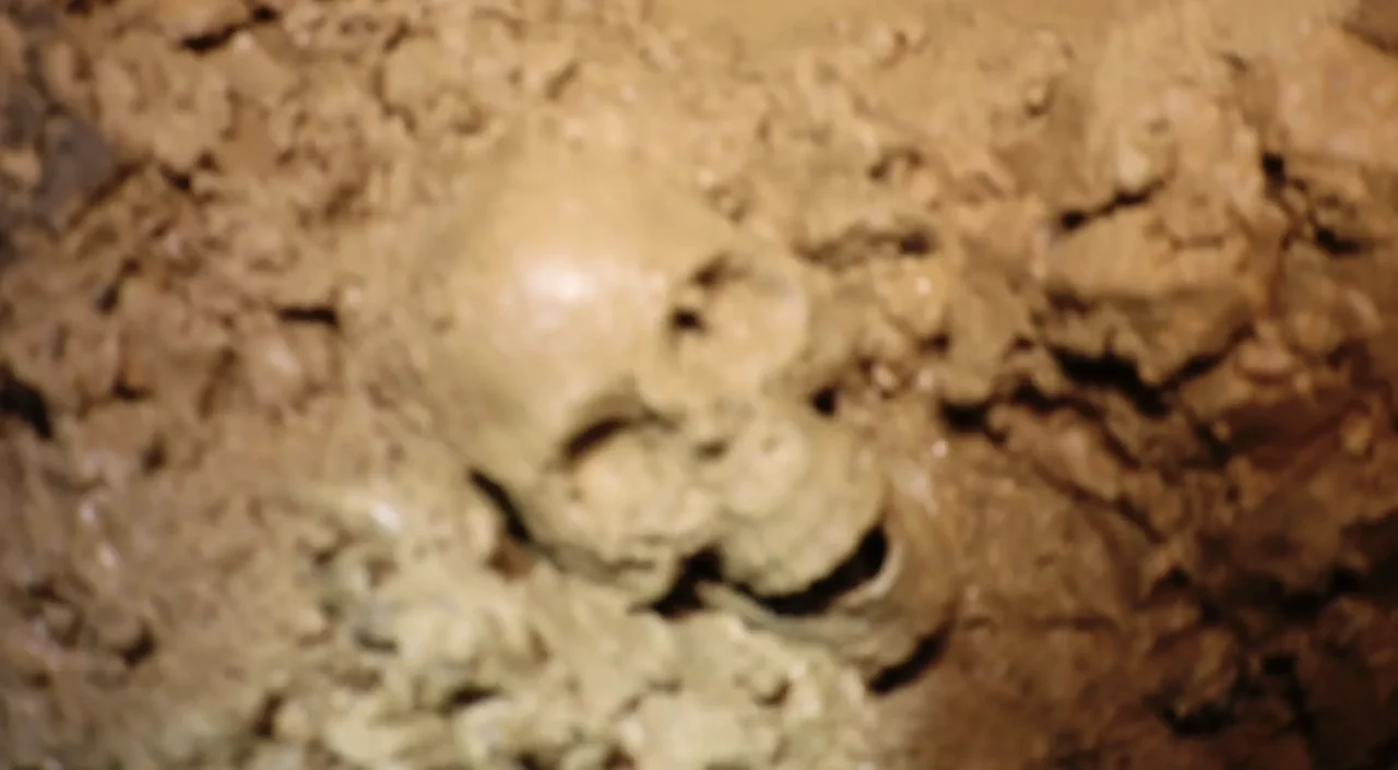 Imagen promocional de Jeffrey’s Hell con paredes de roca iluminadas en una cueva